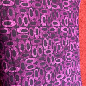 Tecido roxo, tecido roxo claro e escuro com design gráfico oval, tecido abstrato com borboletas atraentes, tecido por metro, algodão para colchas