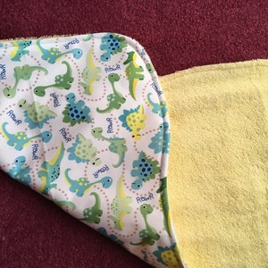 Presentset till babyshower med dinosauriemotiv (täcke, väggbonad, rapduk, haklapp och body), broderat presentset för babypojke, barnrumsdekoration för nyfödd pojke bild 8