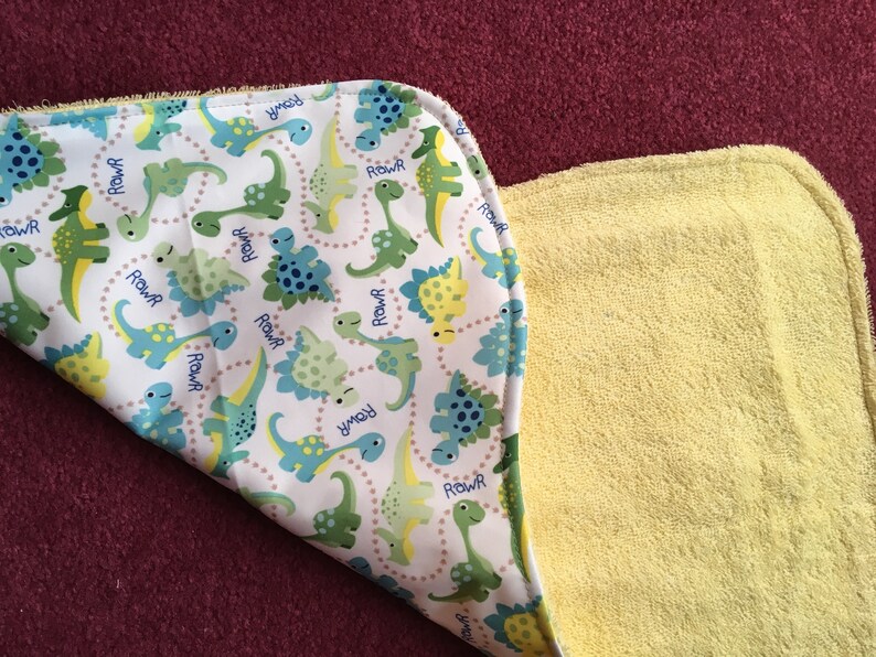 Presentset till babyshower med dinosauriemotiv (täcke, väggbonad, rapduk, haklapp och body), broderat presentset för babypojke, barnrumsdekoration för nyfödd pojke bild 8