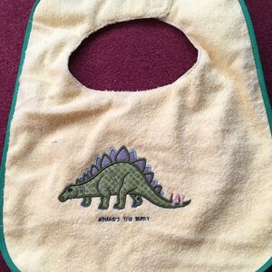 Presentset till babyshower med dinosauriemotiv (täcke, väggbonad, rapduk, haklapp och body), broderat presentset för babypojke, barnrumsdekoration för nyfödd pojke bild 7