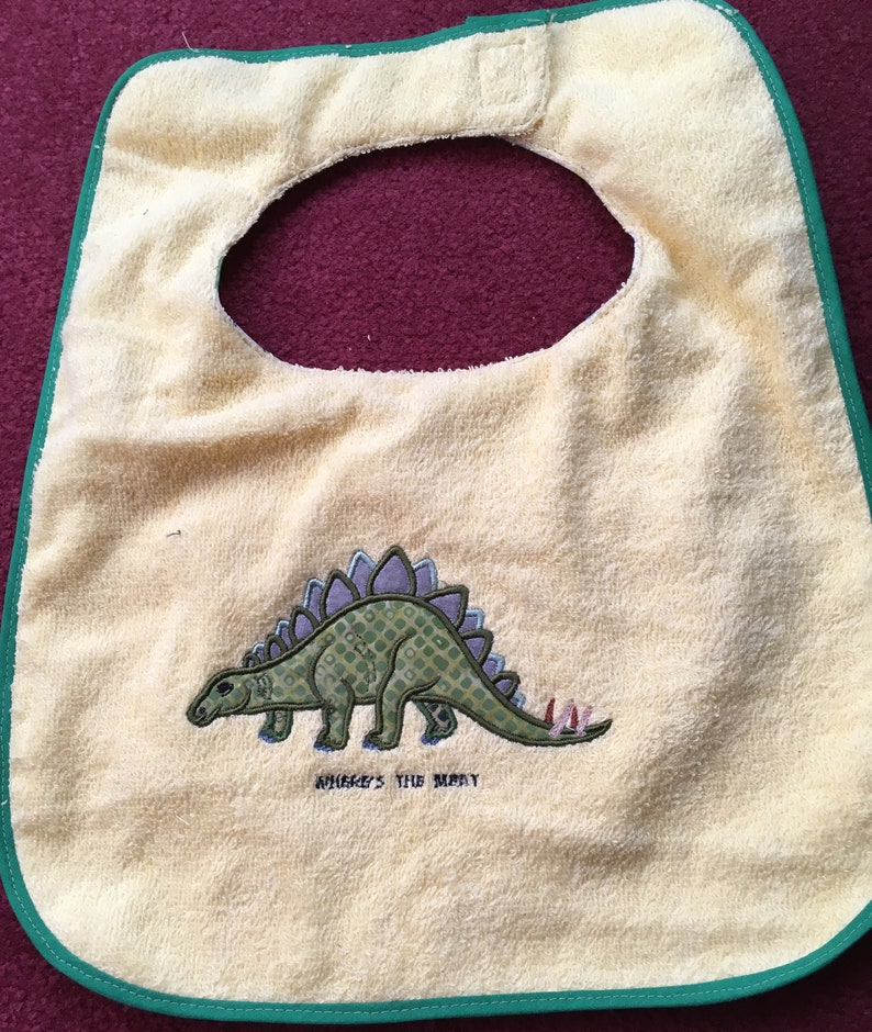 Presentset till babyshower med dinosauriemotiv (täcke, väggbonad, rapduk, haklapp och body), broderat presentset för babypojke, barnrumsdekoration för nyfödd pojke bild 7