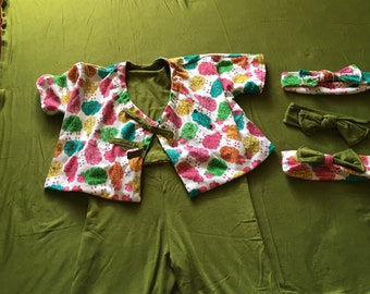 Könsneutral babyshower-presentset/regnbågsfärgad inbäddad filt, body och kimono med tre huvudbonader i en storlek som passar alla