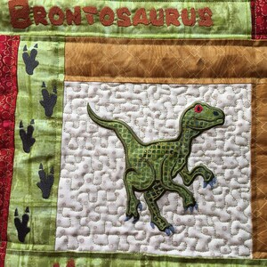 Presentset till babyshower med dinosauriemotiv (täcke, väggbonad, rapduk, haklapp och body), broderat presentset för babypojke, barnrumsdekoration för nyfödd pojke bild 5