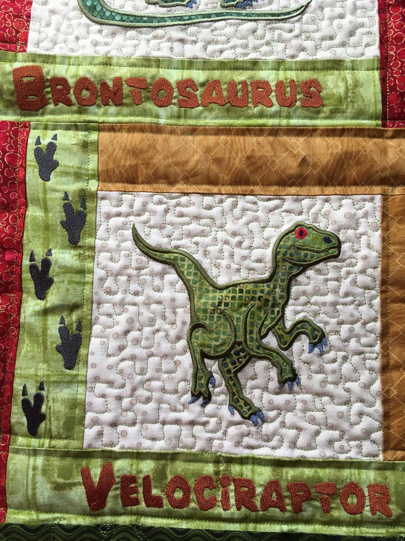 Presentset till babyshower med dinosauriemotiv (täcke, väggbonad, rapduk, haklapp och body), broderat presentset för babypojke, barnrumsdekoration för nyfödd pojke bild 5