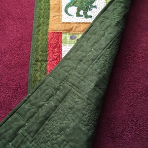 Presentset till babyshower med dinosauriemotiv (täcke, väggbonad, rapduk, haklapp och body), broderat presentset för babypojke, barnrumsdekoration för nyfödd pojke bild 6