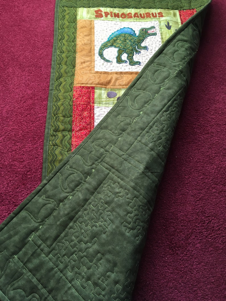 Presentset till babyshower med dinosauriemotiv (täcke, väggbonad, rapduk, haklapp och body), broderat presentset för babypojke, barnrumsdekoration för nyfödd pojke bild 6
