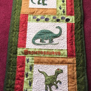 Presentset till babyshower med dinosauriemotiv (täcke, väggbonad, rapduk, haklapp och body), broderat presentset för babypojke, barnrumsdekoration för nyfödd pojke bild 2