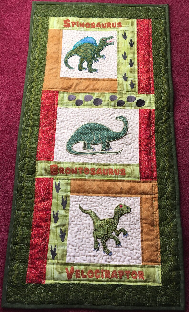 Presentset till babyshower med dinosauriemotiv (täcke, väggbonad, rapduk, haklapp och body), broderat presentset för babypojke, barnrumsdekoration för nyfödd pojke bild 2