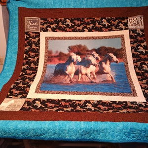 Wild Horses Quilt/Southwestern Turquoise Blue Horse Quilt/90x90 inch White Horses Quilt/Quilted Earth Tone Horse Blanket/King/Queen Bedding