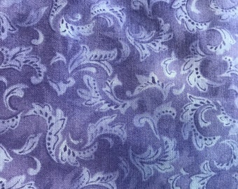 Mittellila und Lavendel mit Swirl-Blatt-Muster, Stoff Schüttgut, 100% Quilter's Baumwolle, lila Stoffe zum Verkauf, Lavendel Stoffe