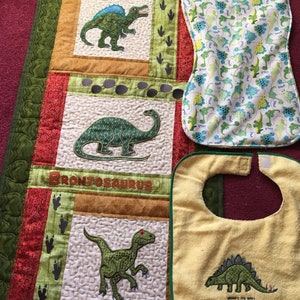 Presentset till babyshower med dinosauriemotiv (täcke, väggbonad, rapduk, haklapp och body), broderat presentset för babypojke, barnrumsdekoration för nyfödd pojke bild 1