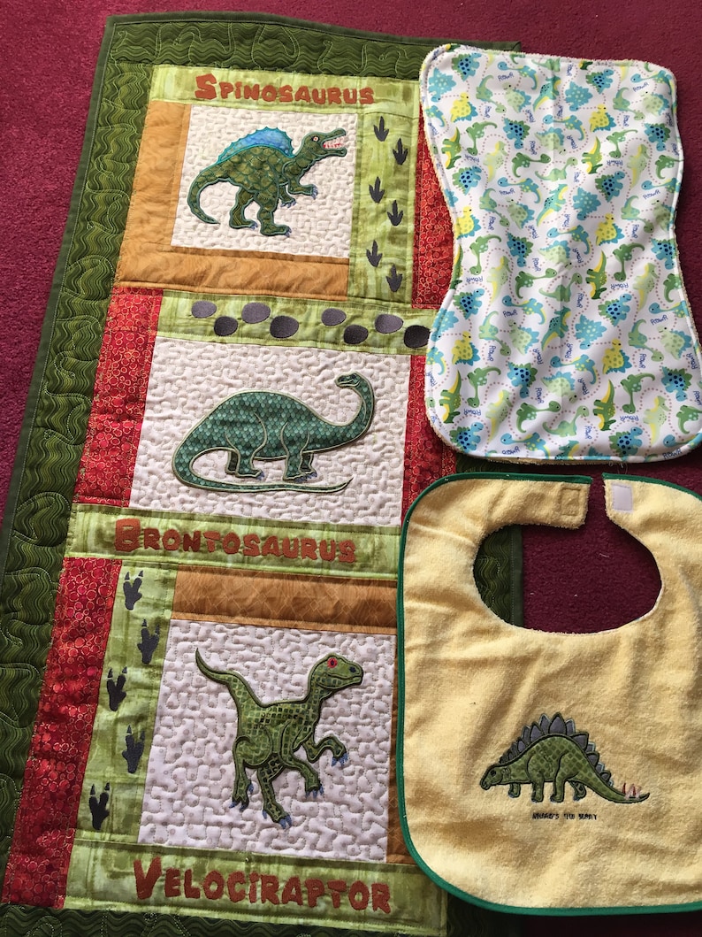 Presentset till babyshower med dinosauriemotiv (täcke, väggbonad, rapduk, haklapp och body), broderat presentset för babypojke, barnrumsdekoration för nyfödd pojke bild 1