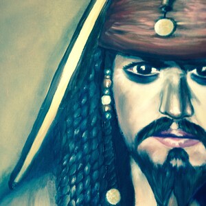 Pu&ograve; includere: Un dipinto di un uomo con capelli lunghi e intrecciati e una barba. Indossa un cappello rosso con dettagli dorati e un orecchino d'oro. Il dipinto &egrave; realizzato in uno stile realistico e l'espressione del viso dell'uomo &egrave; seria.