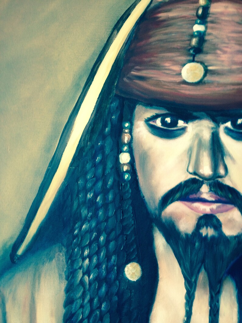 Pu&ograve; includere: Un dipinto di un uomo con capelli lunghi e intrecciati e una barba. Indossa un cappello rosso con dettagli dorati e un orecchino d'oro. Il dipinto &egrave; realizzato in uno stile realistico e l'espressione del viso dell'uomo &egrave; seria.