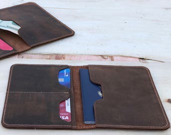 Cartera de viaje de cuero con monograma Funda de pasaporte personalizada Porta pasaporte de cuero desgastado Regalo personalizado para padrinos de boda