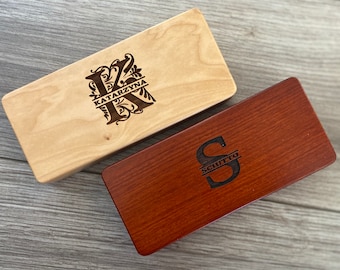 Pennlåda i rosenträ med pennset i naturträ, pennset i lönnträ, graverat pennfodral, träpenna, monogramerad logotyp, graverad farsdagspresent