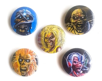 Zestaw guzików Heavy Metal 25 mm (5 szt.) | Przypinki w stylu metalowych zespołów lat 80. | Zestaw odznak rockowych NWOBHM | Estetyka mrocznego gotyku | Prezent dla fana muzyki