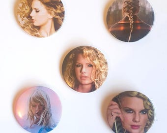 Zestaw 5 przypinek TAYLOR SWIFT 57 mm 2 1/4" Pinback Swiftie Tay Tay Evermore Eras tour 1989 fearless lover Midnight reputation red