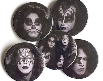 Zestaw czarno-białych przypinek KISS 1974, 57 mm, 2 1/4" Pinback Gene Simmons Paul Stanley Peter Criss Ace Frehley Zespół rockowy retro z lat 70.