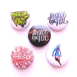 Può includere: Una collezione di cinque bottoni rotondi con il nome della band "Pierce the Veil" in vari stili. I bottoni presentano un mix di colori, tra cui verde, blu, rosso e nero, con illustrazioni grafiche e la silhouette di una persona.