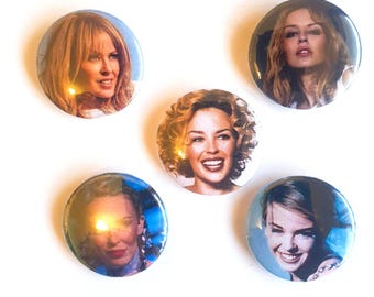Zestaw 5 przypinek KYLIE MINOGUE o średnicy 25 mm i długości 1 cala, przypinki z lat 80. Sąsiedzi, radość gejów, księżniczka popu z lat 80. Napięcie, glam, retro, impreza, moda