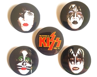 Zestaw przypinek albumowych KISS DYNASTY 57 mm 2 1/4" Pinback Gene Simmons Paul Stanley Ace Frehley Peter Criss Lata 70. retro rock disco glam