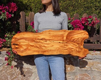 Handgefertiges Charcuterie Brett aus Olivenholz: Live Edge, Inklusive Messer