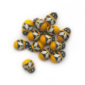 12+ piccole decorazioni a forma di ape - piccole api gialle autoadesive - Craft Supply Bee - per realizzare biglietti 9 mm x 13 mm
