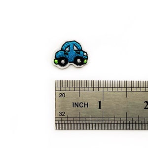 Puede incluir: Un parche bordado azul en forma de coche para planchar, que mide aproximadamente 2,5 cm de largo.