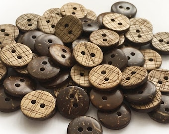 Könnte beinhalten: Ein Haufen brauner und beigefarbener Kokosnuss-Knöpfe mit jeweils zwei Löchern. Die Knöpfe haben ein gemustertes Design.