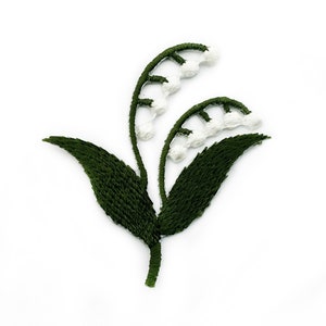 以下が含まれることがあります： 緑の葉と茎、白いベル型の花が特徴の、スズランの刺繍デザイン。 花の刺繍は、清潔な白い背景に配置され、針仕事の繊細なディテールを際立たせています。