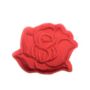 Liten röd roslapp: Stryk-på broderad applikation (4,2 cm x 3,2 cm)