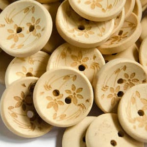 8 Knitting Buttons 23mm - Flower Patterned Buttons Medium Sewing Buttons Round Wooden Buttons - Two Hole Buttons - Chunky Scarf Buttons