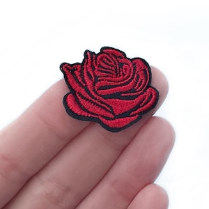 小さな赤いバラのパッチ - ミニ赤い花のアップリケ - 刺繍のバラ - ゴシック服の DIY クラフト - 小さなバラのバッジ - 2.9 cm x 3.2 cm