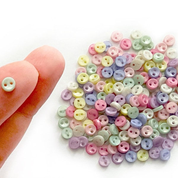 + de 15 boutons en satin nacré scintillant pour poupées 5 mm - Boutons jouets dans des tons pastel - Boutons pour poupées mixtes en résine