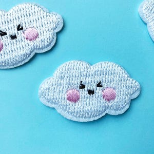 Toppa nuvola carina da stirare - Piccola toppa kawaii a forma di nuvola bianca da cucire con guance rosa - Toppe meteo ricamate - 2,5 cm x 4 cm