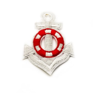 Puede incluir: Parche bordado con un ancla blanca y un salvavidas a rayas rojas y blancas en el centro. El parche de temática náutica está detallado con hilo blanco y es adecuado para ropa o accesorios.