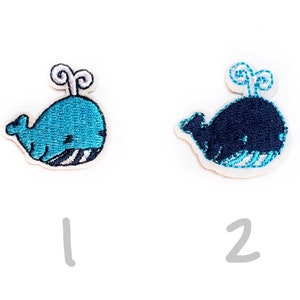 小さなシロナガスクジラ2匹 - ミニパッチセット - アイロン接着パッチ - 極小 3 cm x 3 cm