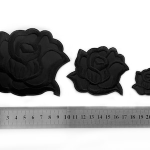 Peut inclure: Trois patchs de roses en feutre noir de différentes tailles. La plus grande rose mesure environ 10 cm de large. Les patchs sont parfaits pour ajouter une touche de style gothique aux vêtements, aux sacs ou à d'autres accessoires.