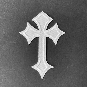 Peut inclure: Un écusson de croix brodée blanche avec un design détaillé. La croix présente une forme à quatre pointes avec une surface texturée, sur fond sombre. Convient aux vêtements ou accessoires.