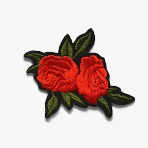 Puede incluir: Parche bordado con dos rosas rojas vibrantes, hojas verdes y borde negro. El diseño floral es detallado y adecuado para la decoración de telas, añadiendo un toque de estilo inspirado en la naturaleza a la ropa o accesorios.