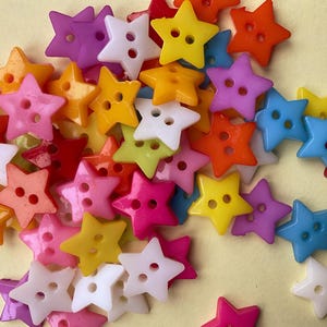 12+ Mix de botões de estrela brilhante - Botões de resina coloridos para roupas, tricô, costura, fabricação de cartões - Mix de botões de artesanato - Estrela de 5 pontas com fundo plano