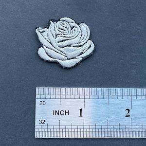 Minuscule petite rose blanche : badge brodé au fer sur une fleur