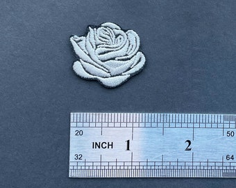 小さな白いバラのパッチ：刺繍入りアイロンフラワーバッジ - Etsy 日本
