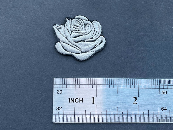 小さな白いバラのパッチ：刺繍入りアイロンフラワーバッジ - Etsy 日本