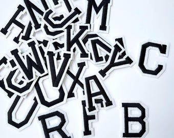 Schwarze Aufbügelbuchstaben – Gesticktes Alphabet im College-Stil für Jacken, Taschen und Bastelarbeiten