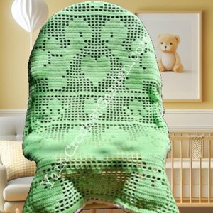 Peut inclure: Une couverture pour bébé en crochet vert clair avec un motif floral délicat, drapé sur une chaise dans une chambre d'enfant.