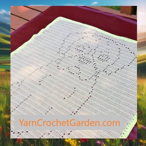 Peut inclure: Une couverture bébé en crochet blanc avec une bordure vert clair et un motif simple. La couverture porte le texte "YarnCrochetGarden.com" dans le coin inférieur droit.