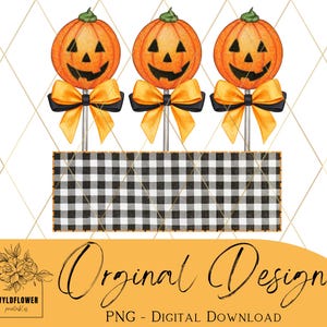 Può includere: Tre lecca-lecca a forma di zucca di Halloween di colore arancione con occhi, naso e bocca neri, su bastoncini con fiocchi neri e arancioni, davanti a uno sfondo a scacchi bianco e nero.