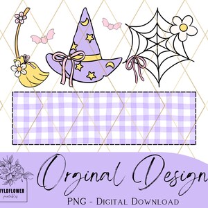 Puede incluir: Una descarga digital de un sombrero de bruja morado con estrellas y una escoba amarilla con una flor. Una telaraña negra con un lazo rosa y una flor blanca. El fondo es un patrón de cuadros morado y blanco. El texto "Original Design" está escrito en cursiva negra. El texto "PNG - Descarga digital" está escrito en negro.